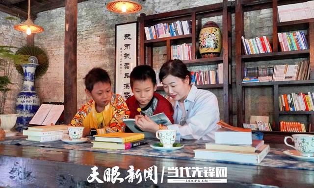逛古镇 赏地戏 天龙屯堡景区游客如织