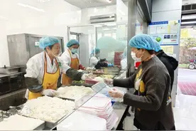 志愿接力送餐上门，让老人在寒冬吃得既放心又暖心图片