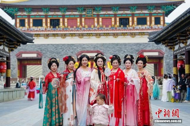 湖北襄阳：游客“穿越千年”感受传统服饰之美
