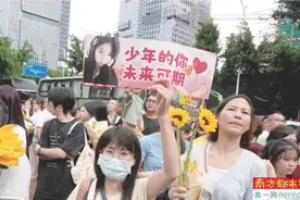 05后深圳少年的“松弛感”：与其战战兢兢，不如高高兴兴图片