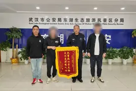 辅警用10余通电话找回了被捡走的手机图片