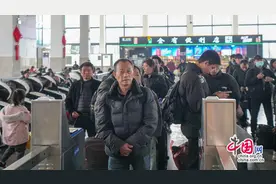 南昌局鹰潭工务机械段：临客优质服务暖旅途图片