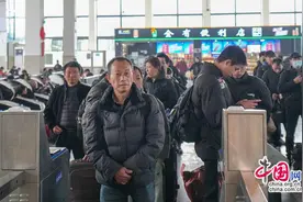 南昌局鹰潭工务机械段：临客优质服务暖旅途图片