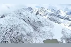 新疆阿勒泰喀纳斯景区迎来秋天第一场雪视频封面