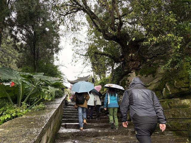 霞客之路·贵州首届山地徒步大会在云峰屯堡举行