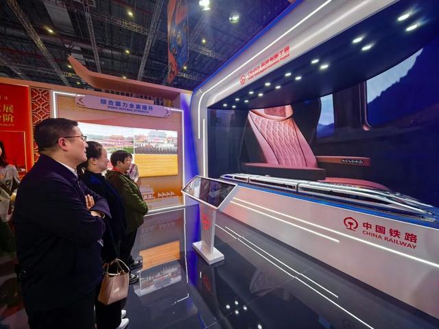 CR450科技创新工程亮相进博会，明年将在成渝中线展开全面测试