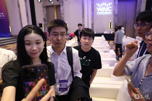 城事｜现身人工智能大会，王兴兴连说“我现在好忙，后面事好多”