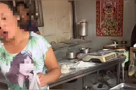 本地人1元外地人2元？游客称山东日照买韭菜盒子遭老板看人定价，当地：已处理图片