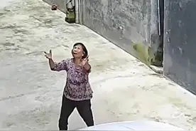 广东一3岁女童阳台上摇摇欲坠，幸好被邻居奶奶看到…图片