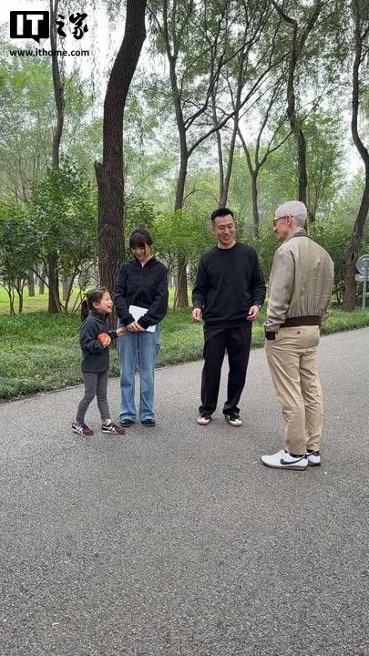 苹果 CEO 库克现身北京，同开发者散步聊天