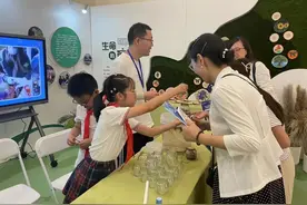 生态瓶、年轮画、生态浮球扭蛋机……教博会特色展区中的复旦科技园小学带你玩转体验！图片