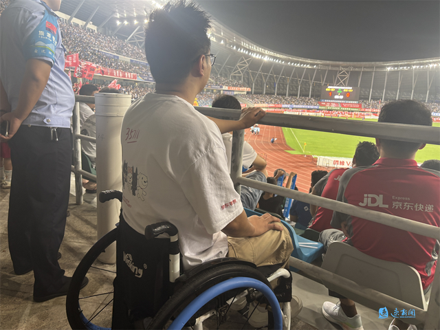 主场内外看“苏超”·这里很“超”丨京东“阳光天使”来到比赛现场，为宿迁队与奋斗者喝彩