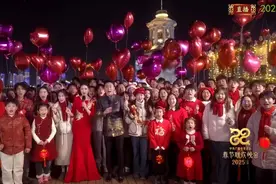 撒贝宁在春晚用武汉话拜年，语言专家：是传统问候的简装句式，可以写成“过年好唦”图片