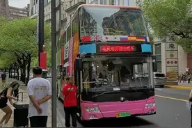 雷电暴雨中，体验上海第一辆“开心巴士”，能观光，还能看戏！图片