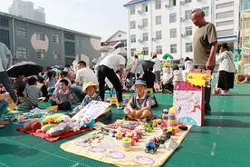 安徽涡阳：萌娃开心过“六一” “跳蚤市场”兜售美好图片