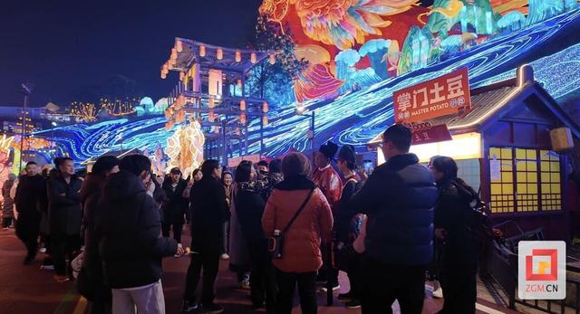第32届自贡国际恐龙灯会盛大开幕 游客沉醉灯海直呼震撼