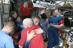 SpaceX飞船成功接驳空间站，特朗普口中“被拜登政府遗弃在太空”的宇航员要回来了？图片