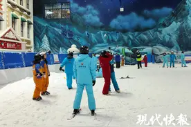 “反季玩雪”成避暑新选择，江苏多家滑雪场馆游客量翻番图片