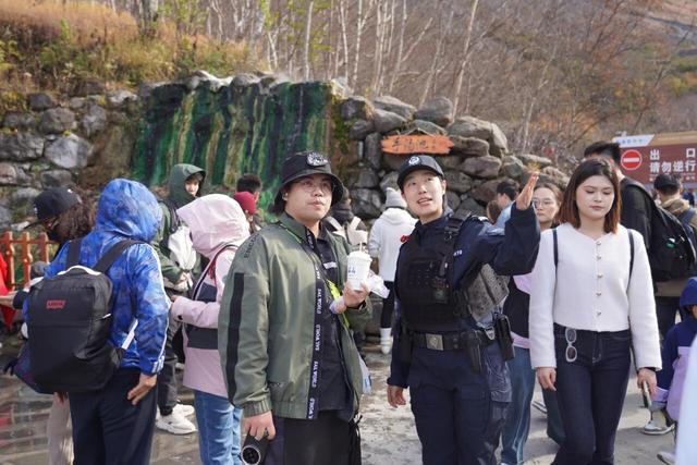 长白山不止景美！民警帮包扎、借充电，把 “游客小事” 当成 “大事办”