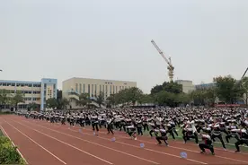 传统武术碰撞AI科技 这所小学的大课间“活力值拉满”图片