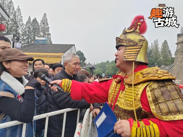 【趣游古城】大北门来了新关公！舞的刀两米长10斤重→