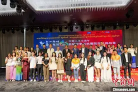 首届中柬民族服装变装挑战赛颁奖仪式在金边举行图片