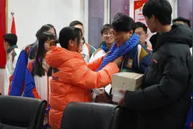 跨越潜千里的承诺，澳门警察与潍坊临朐孤儿姐弟兑现“八年之约”图片