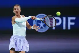 首秀开门红！郑钦文2:0击败萨卡里，晋级查尔斯顿站女单16强图片
