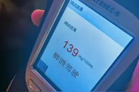 醉驾被查后悔没找代驾，司机现场怒扇自己耳光图片