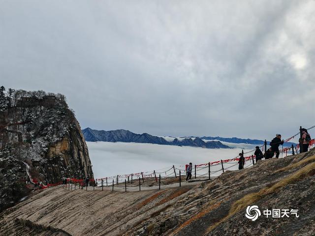雪后华山现云海景观 漫卷群峰如仙境