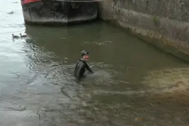 法媒：法国体育部长游塞纳河，“打消外界对水质的担心”图片