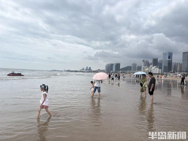 热闹的周末沙滩