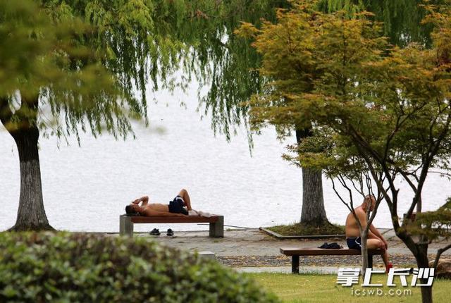 湖南烈士公园：“赤膊男”出没煞了风景