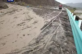 新疆独库公路库车段发生泥石流，当地实施临时交通管制图片