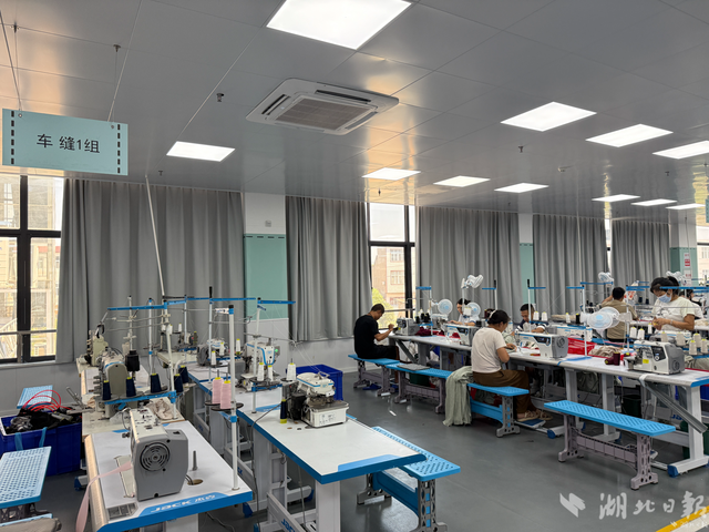 活力中国调研行｜54岁大姐站上直播台，天门服装电商成为全民新机遇