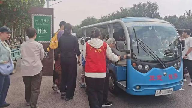 暖心服务“加码” 游客畅享古城之旅