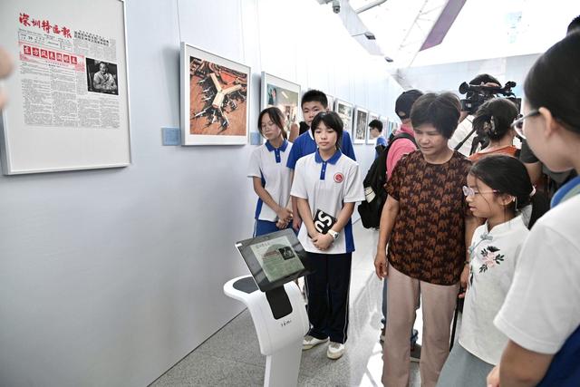 带领观众走进影像背后的故事 博歌科技Temi机器人亮相图片展