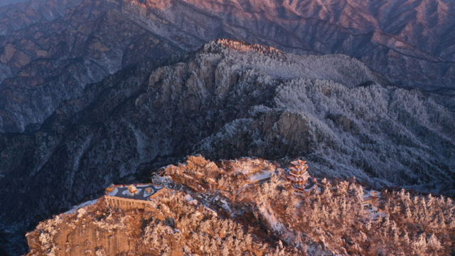 “洛阳怎么一下雪，就封神。”