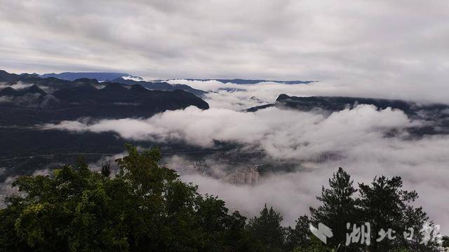 鹤峰容美：雾漫清晨
