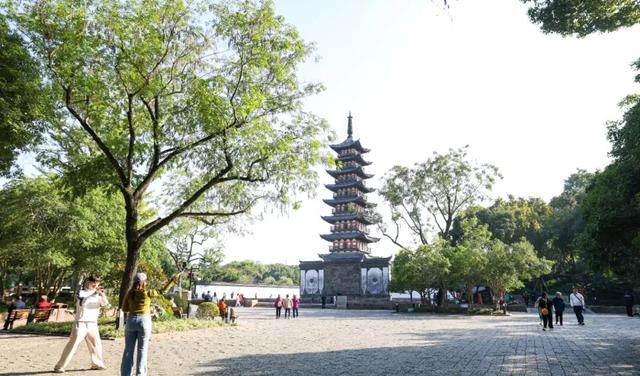 金秋时节，市民在方塔园度过惬意时光