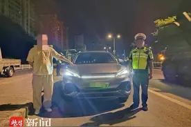 喝下两瓶冰啤自我感觉良好，开车回家被交警查获酒驾图片