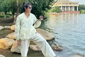 全红婵退赛后首更动态，钓鱼遛狗吃美食，还是一样古灵精怪图片