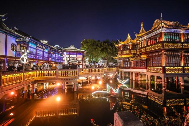 从豫园灯会到灯光秀，老城厢光影流动，编写人文新叙事