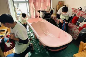 温暖到家！上门助浴服务让老人“洗”迎新春图片