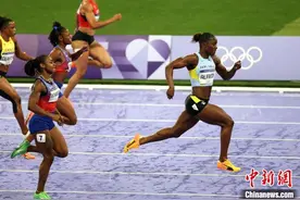 （巴黎奥运）女子百米“飞人大战”爆冷 圣卢西亚小将夺冠创历史图片