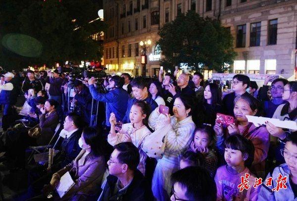 登微博热搜，直播销量破千万，超级文旅日武汉掀起“逛吃逛吃”热潮