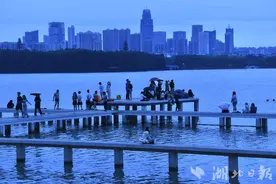 凌波门回归的首个清晨，日出没来，欢乐还在图片