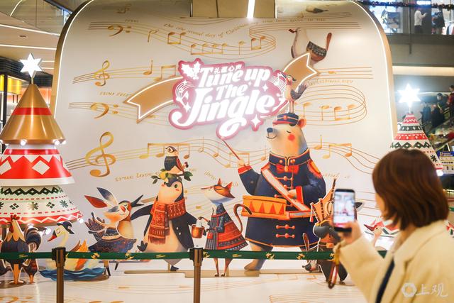 20米高精灵装置旋动申城，冬日消费市场的“暖色调”