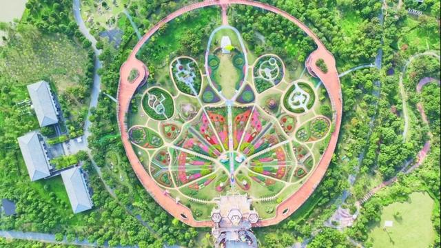 上海奇迹花园国际艺术花展启幕，多变奶龙潜入花海
