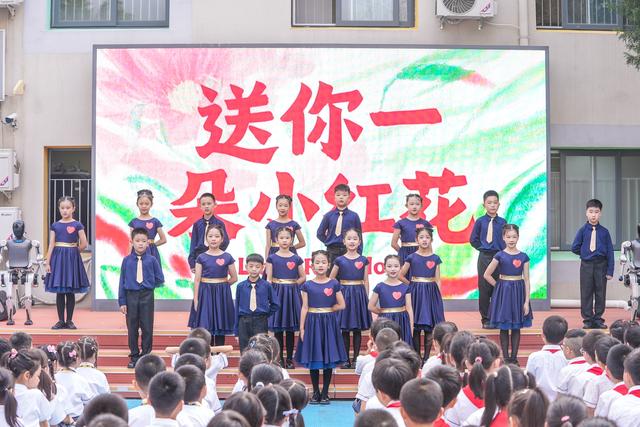 智能机器人与师生同迎新学期